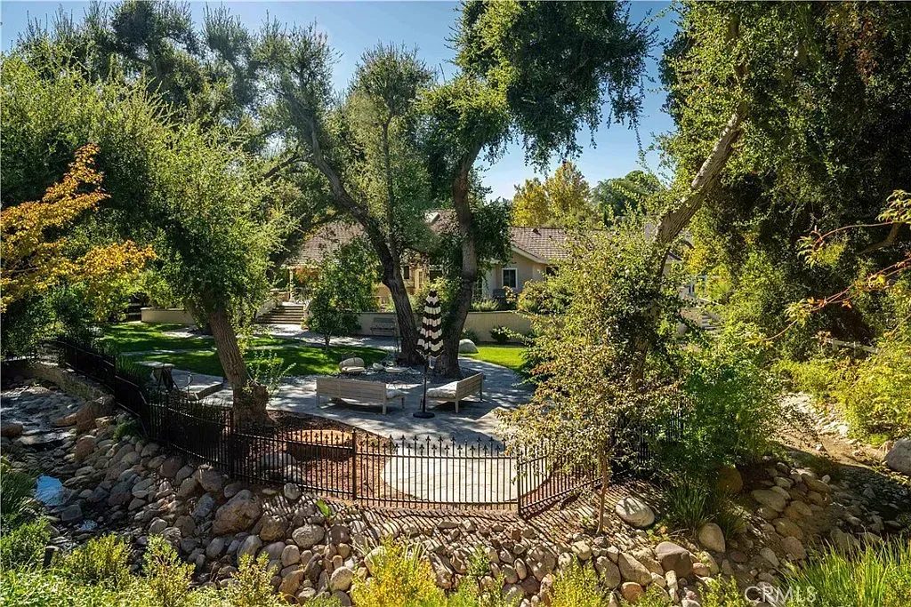 What parks and community facilities are in Canyon Country?