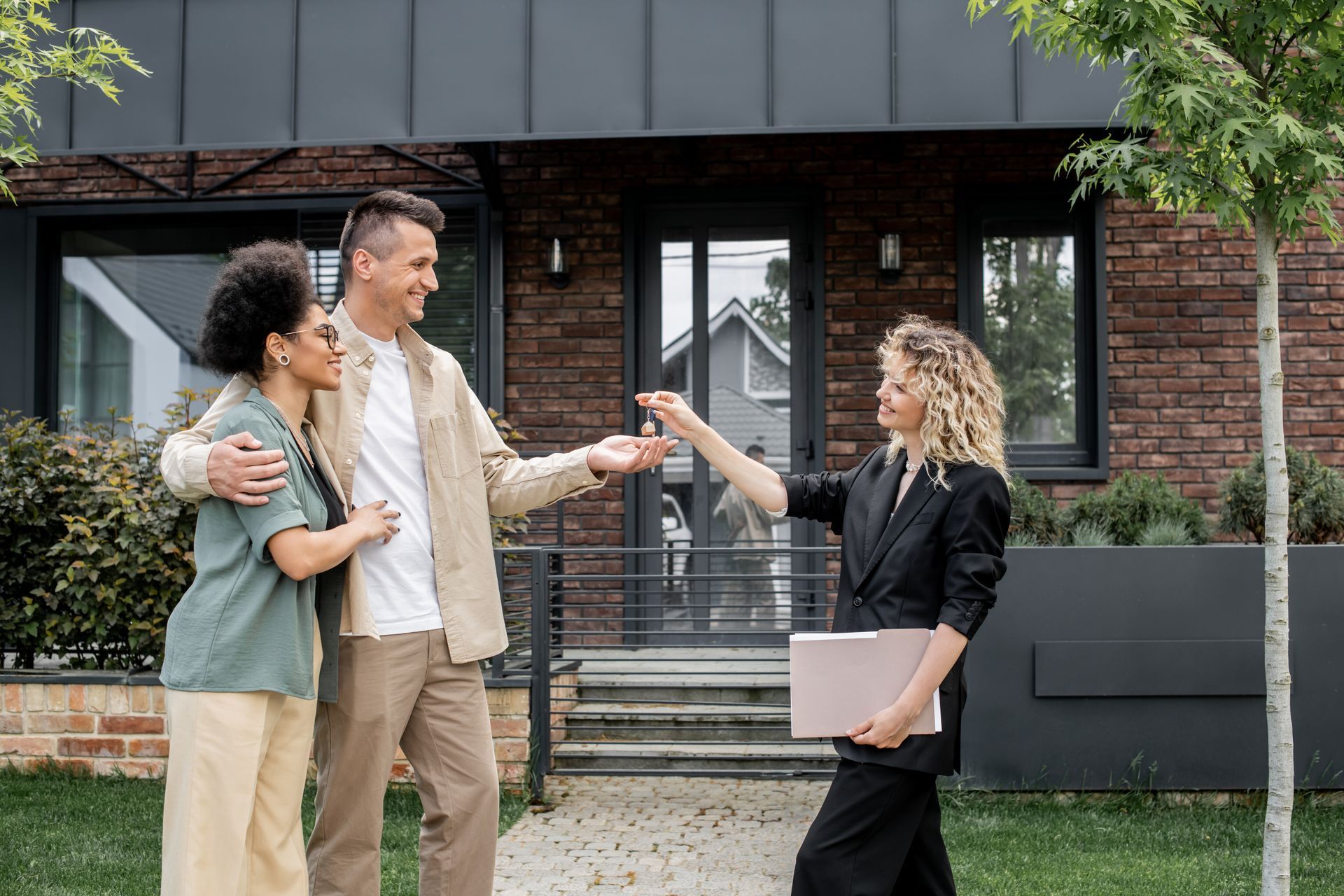 How Can a Top Realtor Help With Buying a Home in Tarzana?